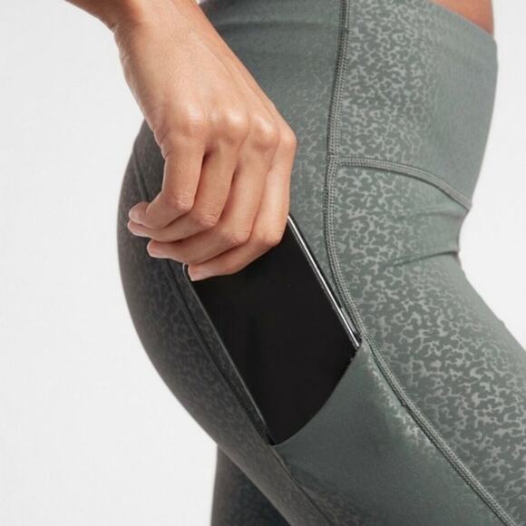 Athleta Ultimate Stash Pocket Embossed 7/8 Tight Leggings - Picture 7 of 10